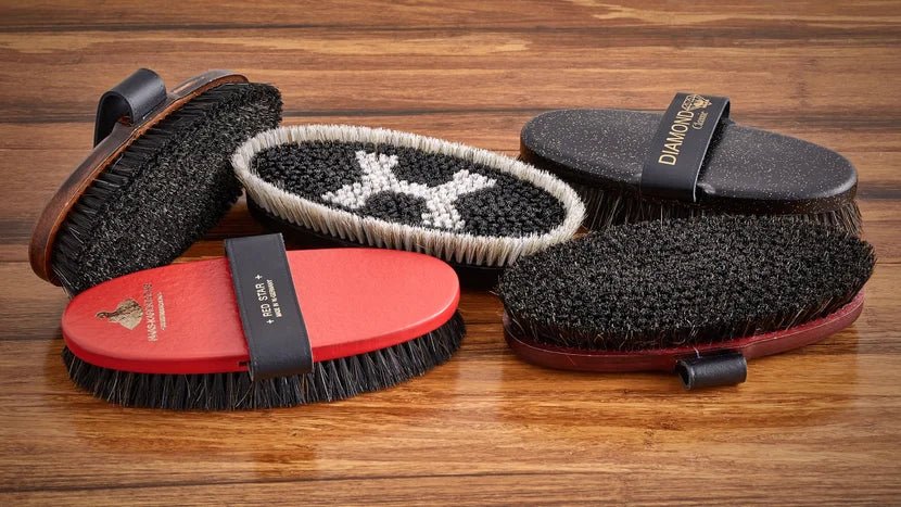 Diva Brosse de Soins Exclusive avec Peau d'Agneau Mat Noir Diva Brosse de Soins Exclusive avec Peau d'Agneau Mat Noir