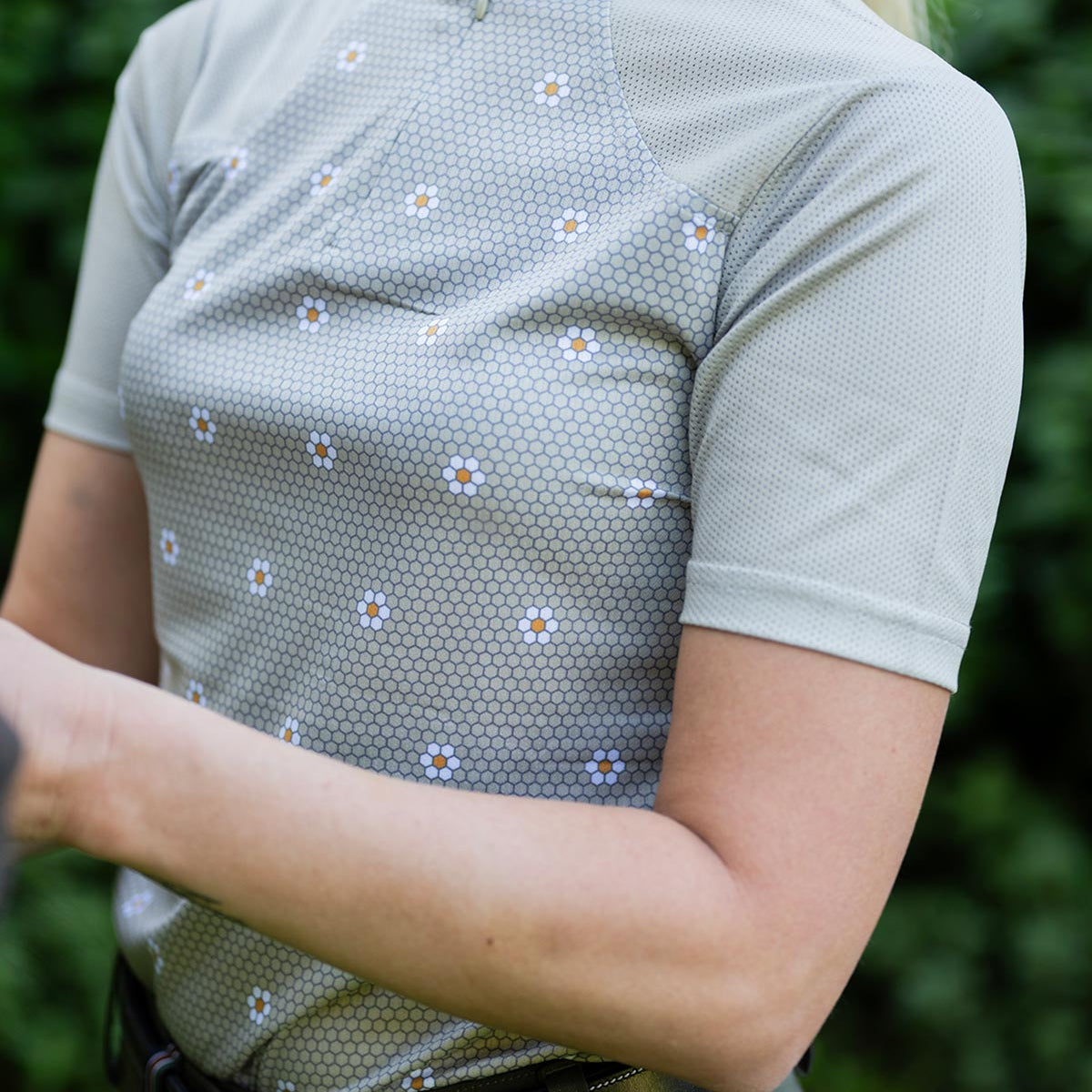 Mosaic Daises in Olive Short Sleeve Sport Sun Shirt - Espoir Equestrian - Equiluxe Tack