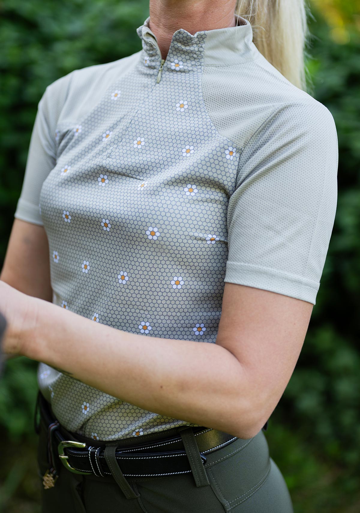 Mosaic Daises in Olive Short Sleeve Sport Sun Shirt - Espoir Equestrian - Equiluxe Tack